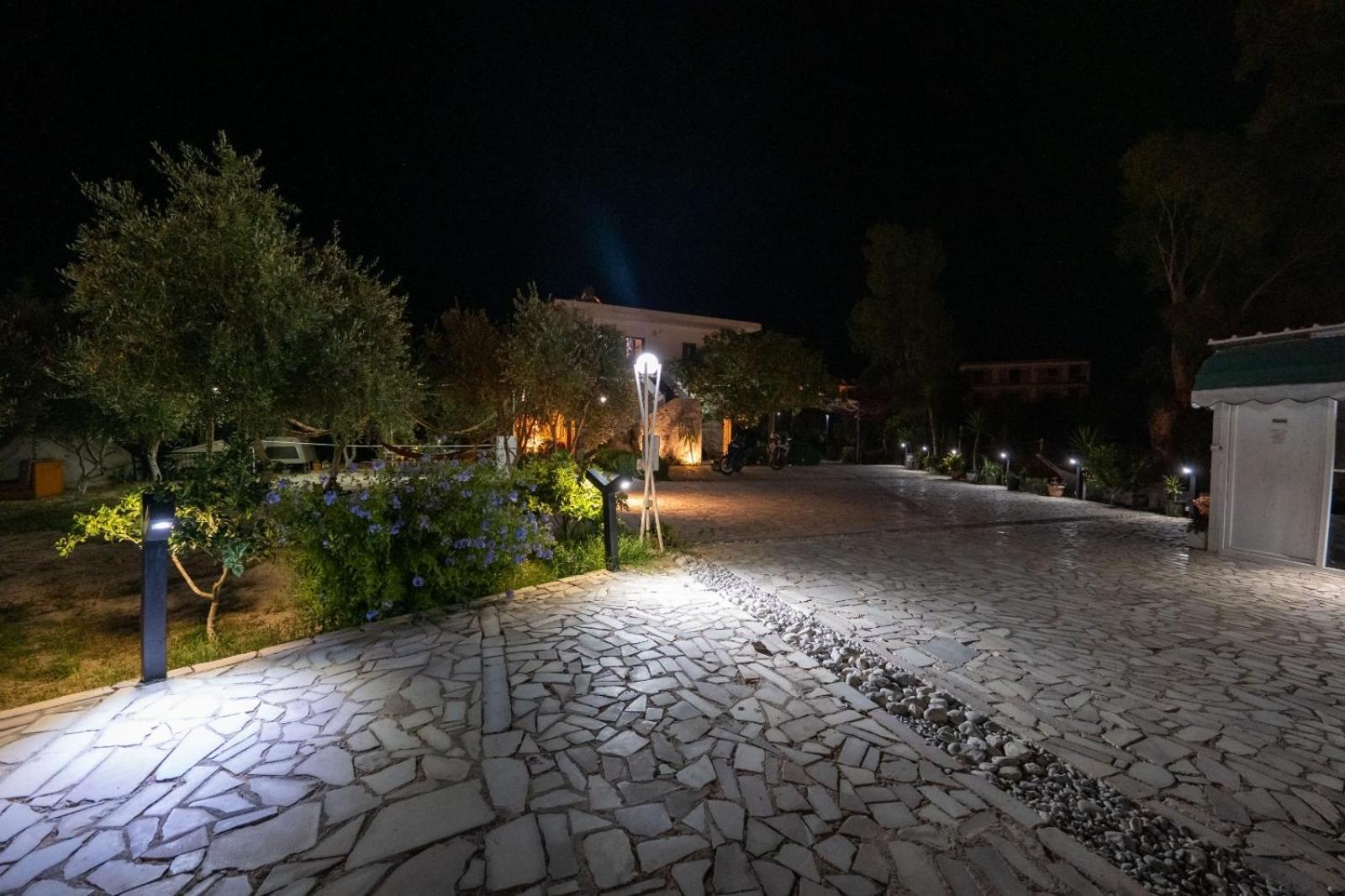 Garden Villa Lake Side & Glamping Ksamil Eksteriør bilde